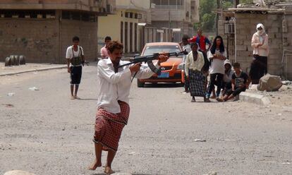 Fuego abierto entre los militantes del movimiento separatista de Yemen del sur y los rebeldes Houthi en el barrio de Dar Saad en la ciudad yemení de Adén.