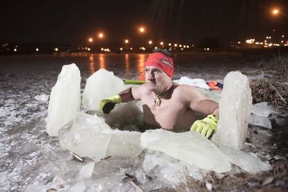 El atleta aficionado húngaro Elemer Vitkai se baña en el lago congelado Bujtosi en Nyiregyhaza, a 245 kilómetros al este de Budapest (Hungría).