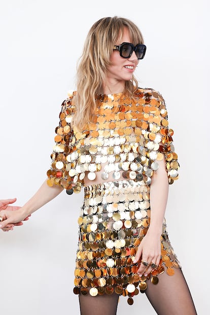 La actriz y cantante Suki Waterhouse acudió al certamen para presentar "Broken English" y, de paso, hacer de embajadora oficiosa de Rabanne, con este vestido icónico de Julien Dossena (con gafas del mismo creativo).