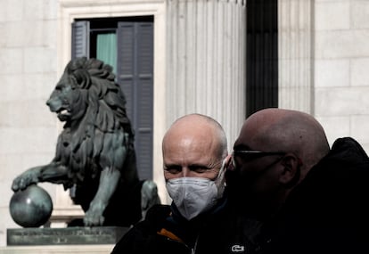 El escritor que acaba de contar su caso, Alejandro Palomas (izquierda), tras una reunión con la portavoz adjunta de Unidas Podemos en el Congreso, el lunes.