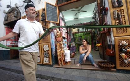 Vecinos de Córdoba forman una cadena humana en homenaje a los moriscos expulsados hace 400 años.