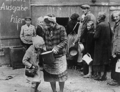 Gent fent cua per aconseguir menjar a Berlín el 1945.