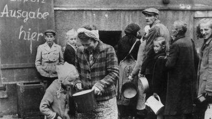 Gent fent cua per aconseguir menjar a Berlín el 1945.