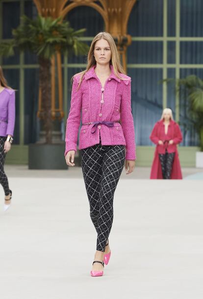 La chaqueta negra en tweed de Chanel es un clásico, ideado en los cincuenta por Coco Chanel. A lo largo de su historia ha sido reinterpretada. Ahora también en vivos colores, con juego de cuatro, seis u ocho bolsillos. Un básico de fondo de armario. Precio: 6.240 ­euros.