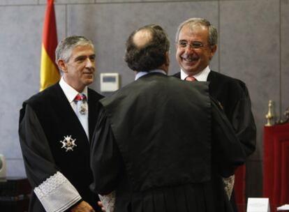 Fernando Ruiz Piñeiro (izquierda) y Manuel Díaz de Rábago conversan con otro juez en el Tribunal Superior.