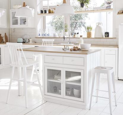 Una tendencia que jamás pasa de moda (y menos en pleno furor por Marie Kondo) consiste en aunar minimalismo y orden. Una cocina en blanco como la gama Embrun de Maisons du Monde, con un aire entre cabaña de pescador y casita en la Provenza, es un acierto con vocación de atemporalidad. A propósito, está realizada en madera con sello FSC y es seguramente la cocina de alta gama más asequible del mercado. En la imagen, la isla central con mesa elevada, armario de cristal, seis cajones y botellero.