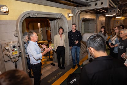 Howard Cummings, diseñador de producción, en el Vault de 'Fallout' junto a Walton Goggins y Jonathan Nolan, en junio de 2026 en Los Ángeles.