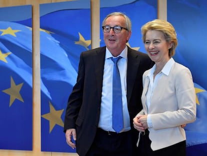 El presidente saliente de la Comisión Europea, Jean-Claude Juncker, recibe en Bruselas el 23 de julio a su sucesora, Ursula von der Leyen (JOHN THYS / AFP)