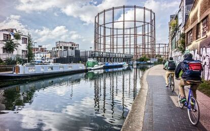 Ciclistas junto a Regent&#039;s Canal, en Londres. 