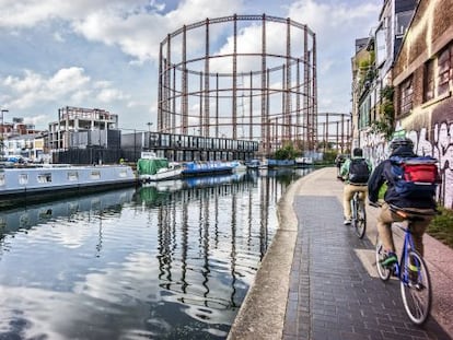 Ciclistas junto a Regent&#039;s Canal, en Londres. 