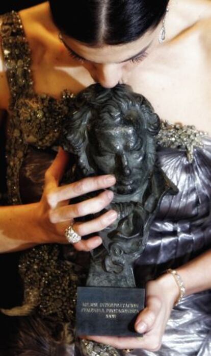 Maribel Verdú besa el 'goya' que ganó como mejor actriz por 'Siete mesas de billar francés'.