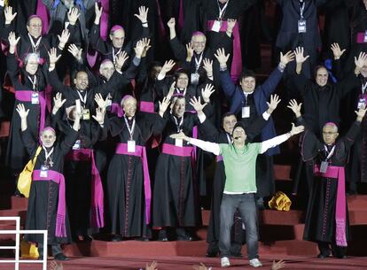 Un grupo de obispos participa en un número musical en el escenario habilitado en la playa de Copacabana para la vigilia papal mientras esperan la llegada del pontífice.