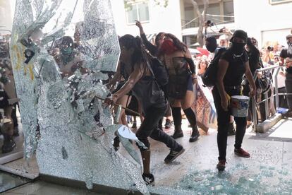 Mujeres protestan en contra de los abusos sexuales por parte de la policía.