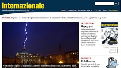 La revista italiana &#039;Internazionale&#039; abre con una fotogaler&iacute;a sobre la renuncia de Benedicto XVI en la que un rayo cae sobre la c&uacute;pula de San Pedro, en el Vaticano. 
