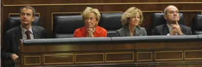 Rodríguez Zapatero, con sus tres vicepresidentes: María Teresa Fernández de la Vega, Elena Salgado y Manuel Chaves, el pasado octubre en el Congreso de los Diputados.