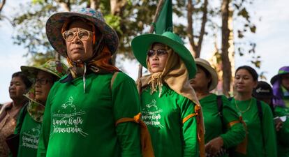 Mae Mali (centro) en una de las protestas contra la mina de potasio que una empresa china está intentando abrir en la comunidad en la que vive.