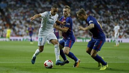 Digne, junto a Deulofeu, intentan frenar a Lucas Vázquez en el último clásico.