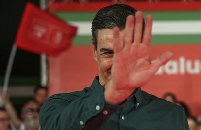 Pedro Sánchez saludaba ayer en un mitin del PSOE en Dos Hermanas (Sevilla).