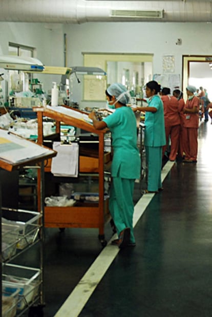 Sala donde los niños se recuperan de la operación cardiaca en el hospital Narayana Hrudayalaya de Bangalore (India).