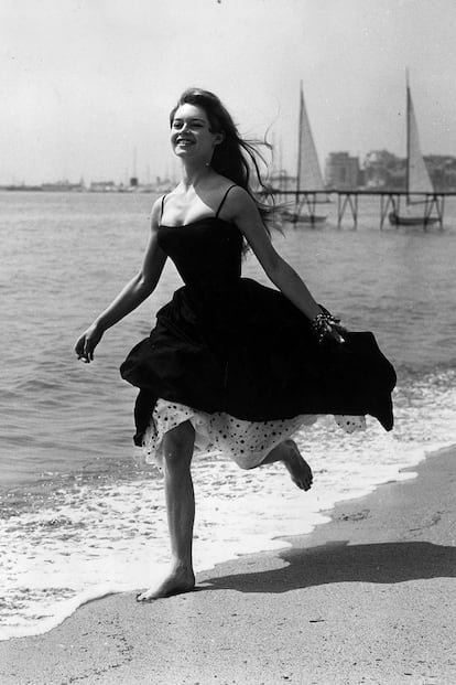 Aunque uno de los descalzos más inolvidables de Cannes no se dio sobre la alfombra roja, sino directamente sobre la arena de la Croisette. Allí Brigitte Bardot, enfundada en un vestido negro de vuelo, encandiló a los fotógrafos corriendo y riendo en 1956, mucho antes de que el feminismo llegara al festival.