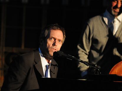 El actor Hugh Laurie, durante el concierto de ayer en Londres.