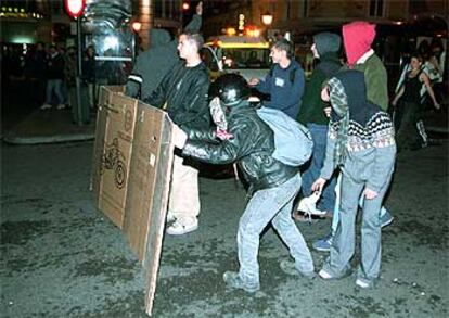Un grupo de jóvenes, algunos encapuchados, en los altercados con la policía.