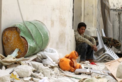 Destrozos tras un ataque aéreo en el distrito de al-Naaoura en la provincia siria de Idlib.