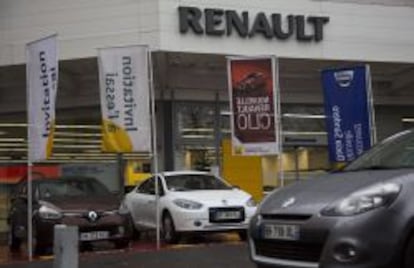 Vista general de unos coches expuestos en un concesionario de Renault en Par&iacute;s. 
