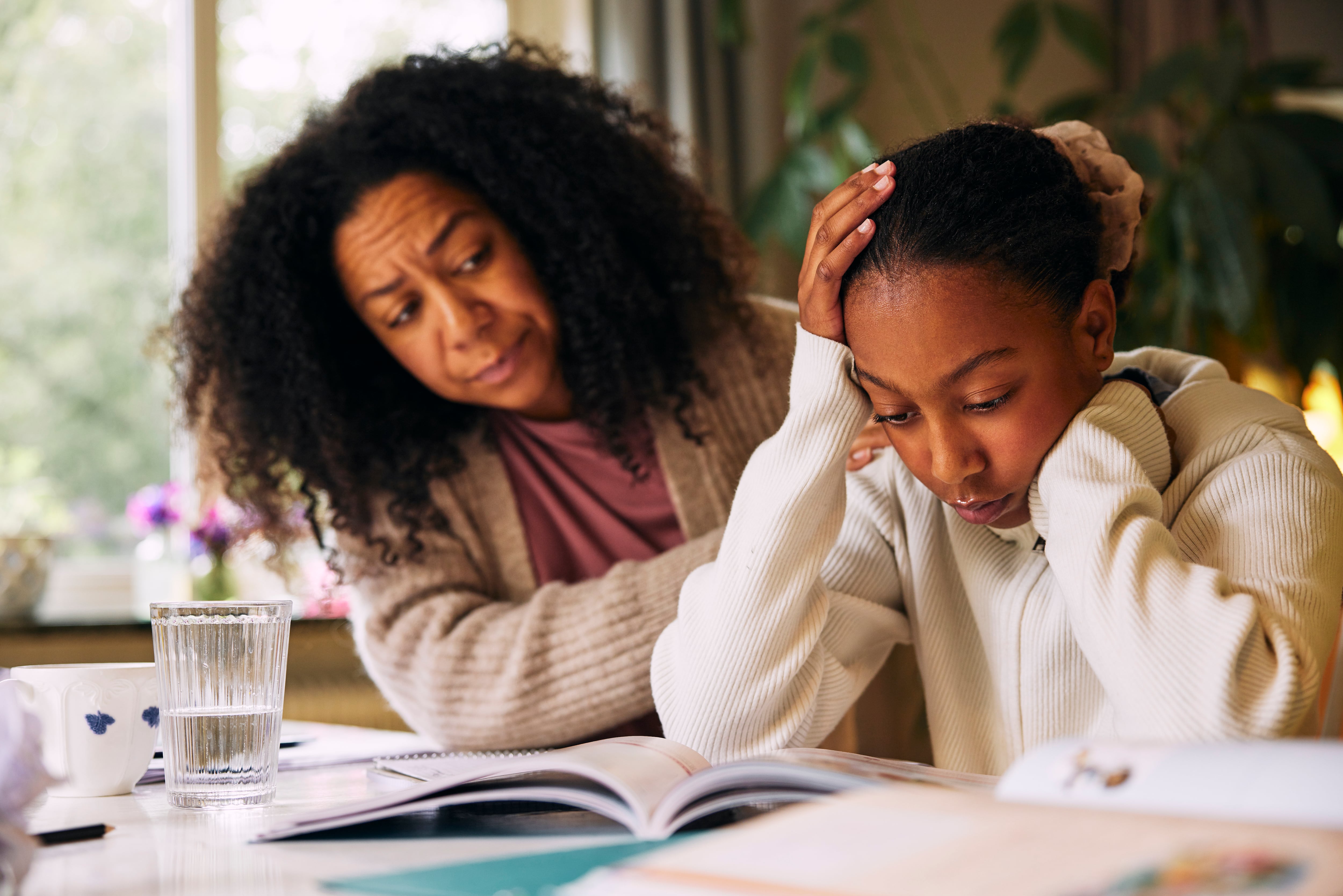 Ayudar o no a los hijos con los deberes: claves para gestionar el estudio en casa