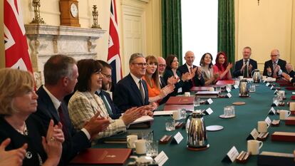 Los ministros del nuevo Gobierno laborista, reunidos por primera vez este sábado en Downing Street, aplauden al primer ministro, Keir Starmer.