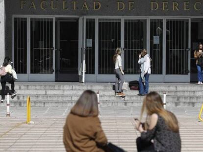 Exterior de la facultad de Derecho de la UCM.