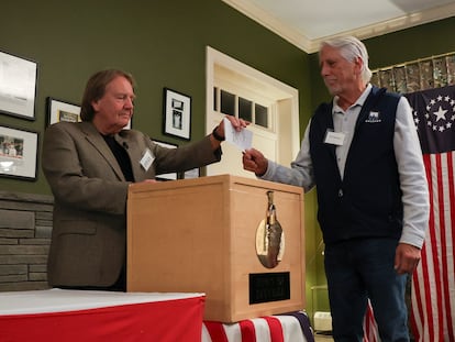 Un hombre vota en Dixville Notch, en New Hampshire, el 5 de noviembre 2024.