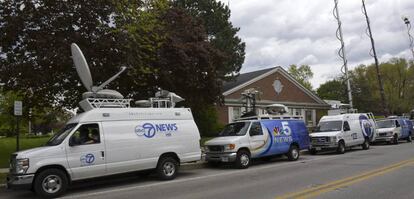 Los unidades móviles de televisión frente a la estación de policía de Wilmette, que coordinó la tareas de búsqueda. Matt Marton EFE