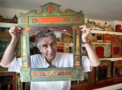 Francesc López Sala asoma la cabeza por una de las piezas de su colección, que inició de niño a golpe de regalos de los Reyes Magos.
/ pere duran
Los cuentos infantiles protagonizan diversos teatrillos de época. <b>