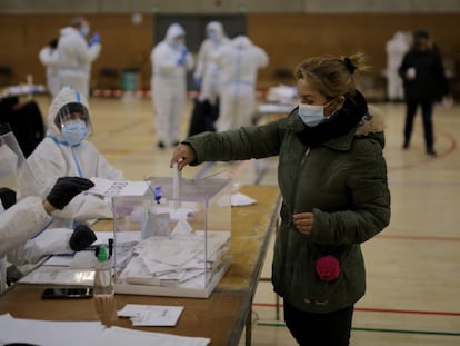 Una mujer vota en el colegio electoral de la Espanya Industrial de Barcelona.