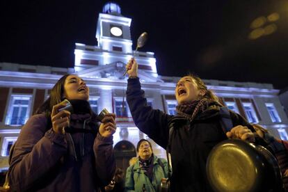 Protestors bang pots and pans in Madrid’s Puerta del Sol on Thursday evening, ahead of Friday’s marches and demonstrations for International Women’s Day.