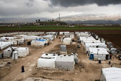 Cerca de la frontera siria y recorriendo Líbano de norte a sur se encuentra al Valle de Bekaa. Desde que comenzó el conflicto sirio, las plantaciones agrícolas de la zona se han convertido en precarios asentamientos de sirios que huyen de Siria. Valle de Bekaa, Líbano.