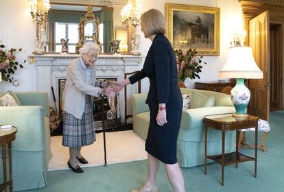 El último acto público de la monarca tuvo lugar este martes cuando nombró a Liz Truss primera ministra de Reino Unido en su residencia de Balmoral, donde ha fallecido. Era la primera vez en todo su reinado que Isabel II llevaba a cabo este acto fuera del palacio de Buckingham. En sus siete décadas en el trono, ha tenido 15 primeros ministros. 