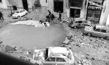 Socavón que dejó el atentado contra el almirante Luis Carrero Blanco en la calle Claudio Coello de Madrid, el 20 de diciembre de 1973.