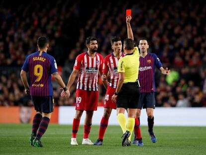 Diego Costa del Atlético recibe la tarjeta roja.