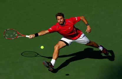 Wawrinka trata de devolver una bola.