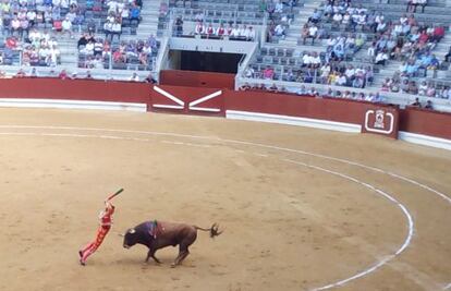 El Fandi poniendo banderillas a su primer toro