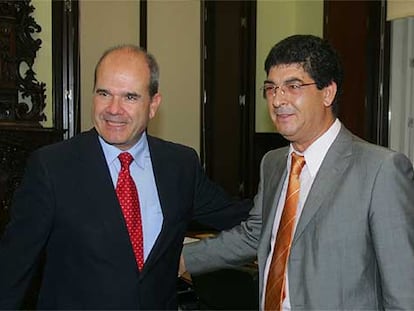 Manuel Chaves y Diego Valderas, ayer, en la Casa Rosa, sede de la presidencia de la Junta de Andalucía.
