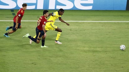 El sueco Alexander Isak corre tras el balón, perseguido por Rodrigo, de la selección española, en una acción del encuentro.