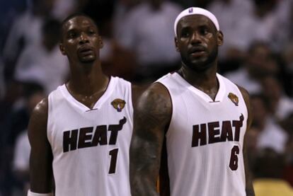 LeBron James y Chris Bosh, durante el sexto partido de la final ante Dallas.