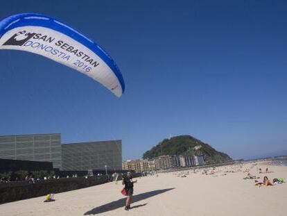 Un parapente con el logotipo de la Capitalidad Cultural 2016 de San Sebastián, en la playa de la Zurriola.