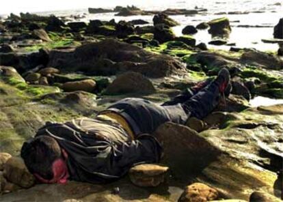 El cuerpo de uno de los inmigrantes ahogados en Tarifa yace cerca de la orilla.