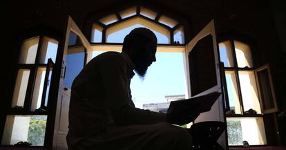 Un hombre lee el Corán en una mezquita en Herat (Afganistán).