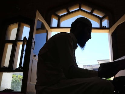 Un hombre lee el Corán en una mezquita en Herat (Afganistán).