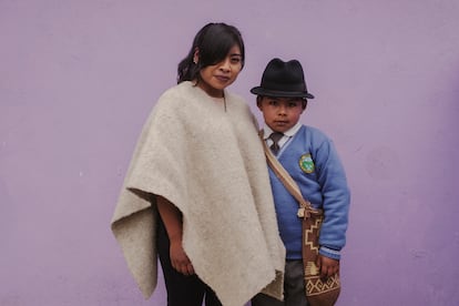 Zoila Mitis y su hijo, Edison Mitis, en Cumbal, el 20 de noviembre.